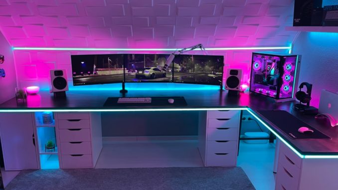 Oyuncu odasındaki ışıklı bilgisayar masası.