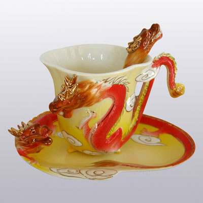 Kabartma ejderha desenli çay bardağı.